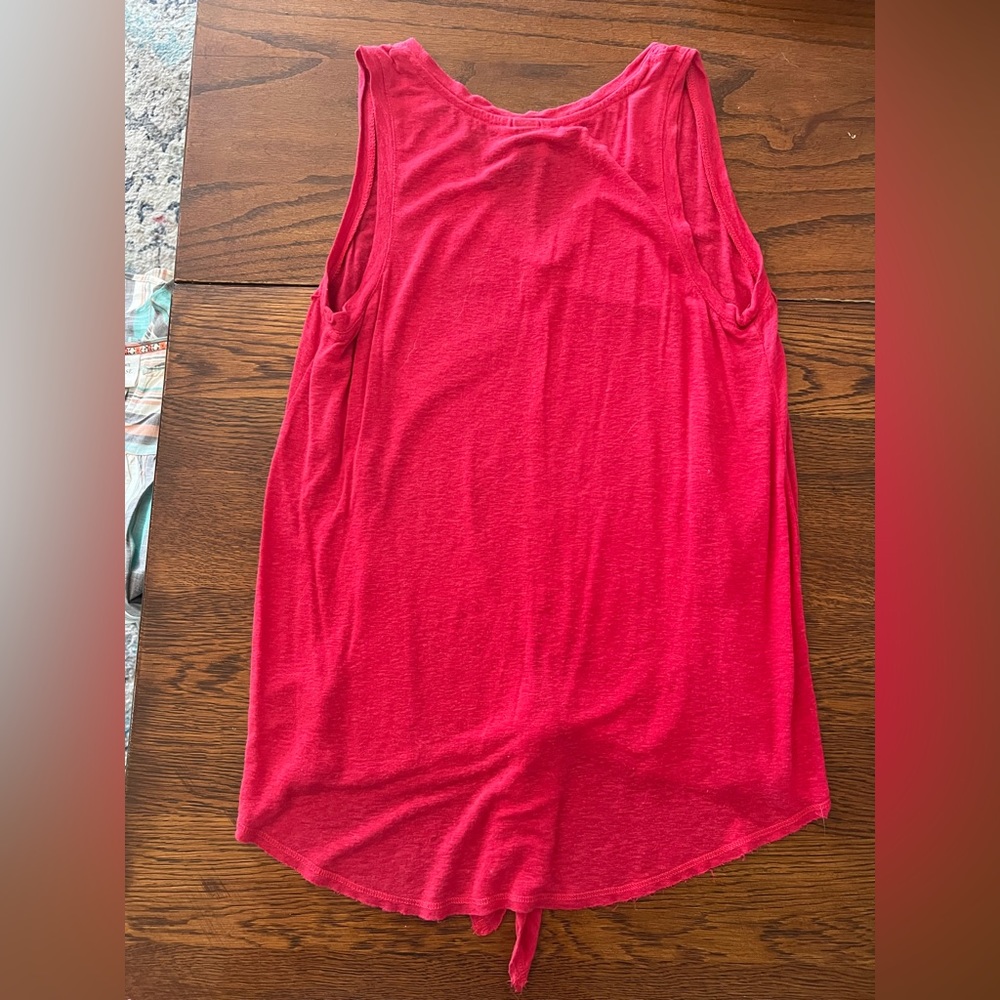 Red tank - Picture 2 of 4